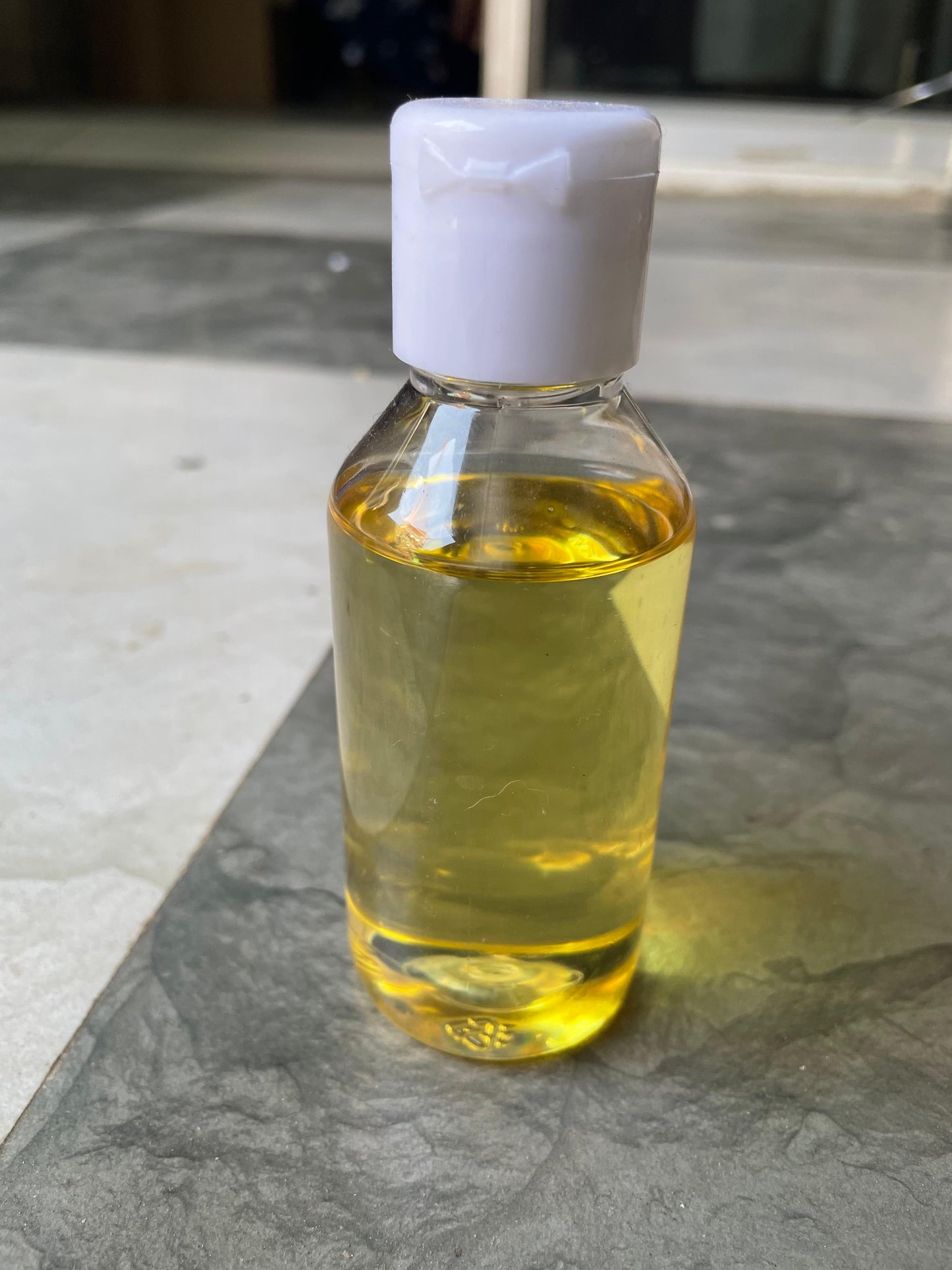 Hair Full Oil - बालों की जड़ों को मजबूत बनाने वाला खास देसी तेल।